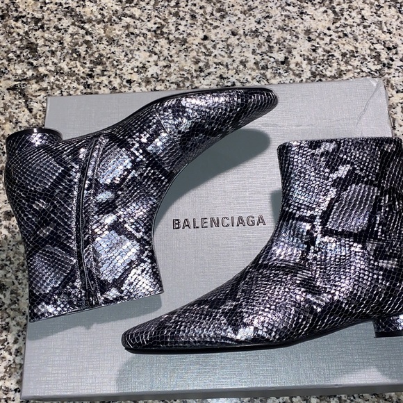 New Balenciaga Silver Snakeskin-Embossed Oval Block-Heel Ankle Boots - Size 36.5 - Picture 1 of 10